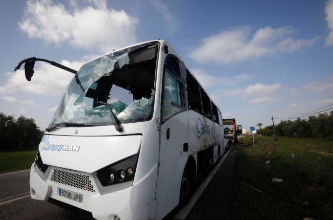 Cuatro heridos al volcar un autobús escolar en Córdoba