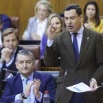 El presidente de la Junta, Juanma Moreno, ayer en el Parlamento durante la sesión de control al Gobierno andaluz