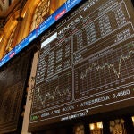 Economía/Bolsa.- El Ibex se mantiene cerca de los 9.300 puntos hacia la media sesión, con IAG cayendo más de un 4%