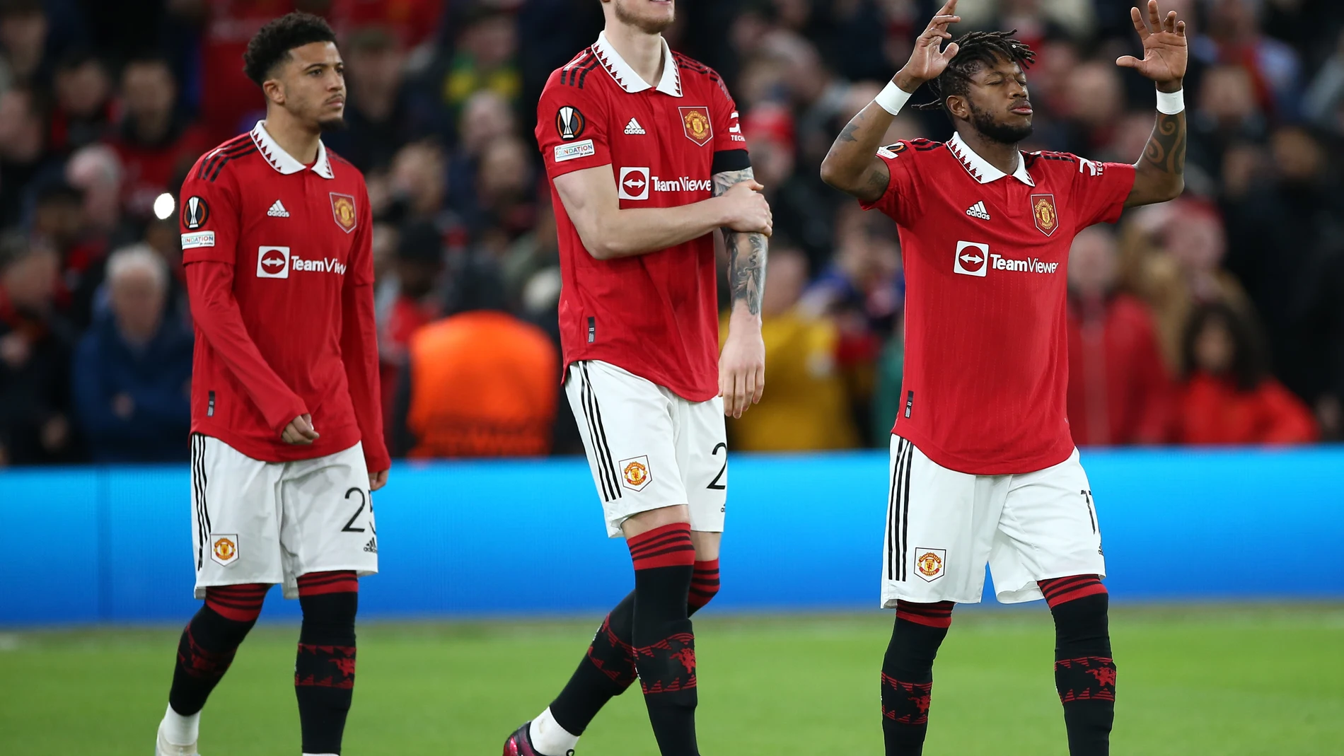 Manchester (United Kingdom), 23/02/2023.- Jadon Sancho (L), Wout Weghorst (C) and Fred (R) of Manchester United walk onto the pitch ahead of the UEFA Europa League play-off, 2nd leg match between Manchester United and FC Barcelona in Manchester, Britain, 23 February 2023. Manchester United won 2-1 and knocked Barcelona out of the competition. (Reino Unido) EFE/EPA/Adam Vaughan 