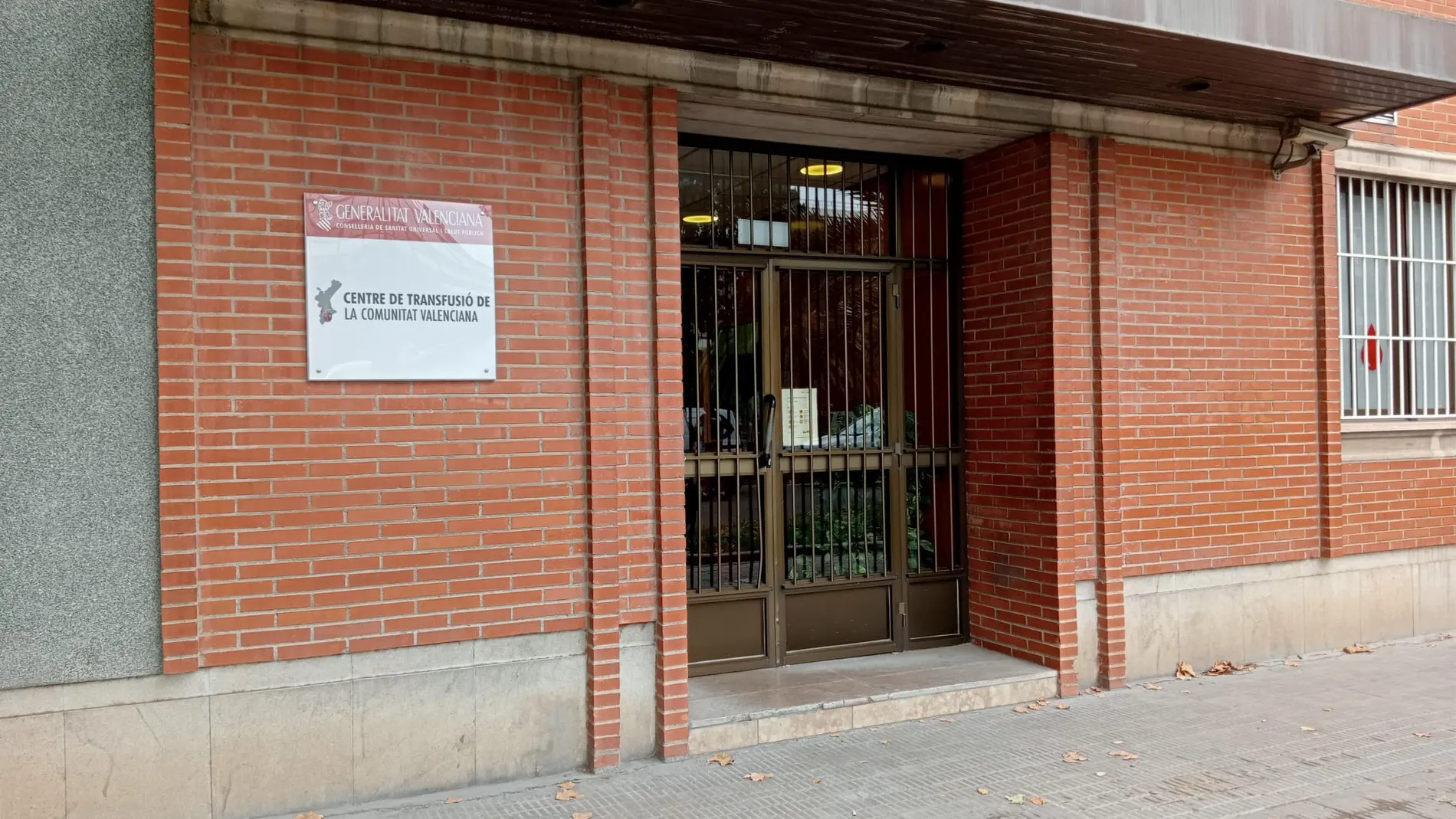 Imagen de la entrada al Centro de Transfusiones de la Comunidad Valenciana, que no cuenta con rampa de acceso