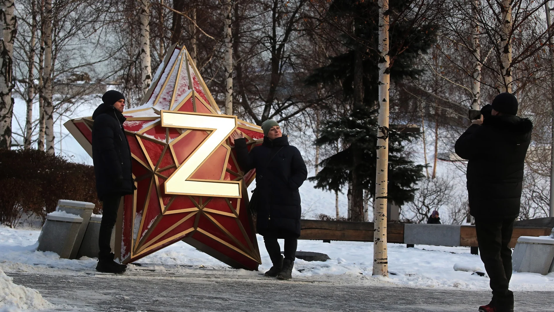 Una letra Zeta en apoyo del Ejército ruso en el parque Zaryadye de Moscú