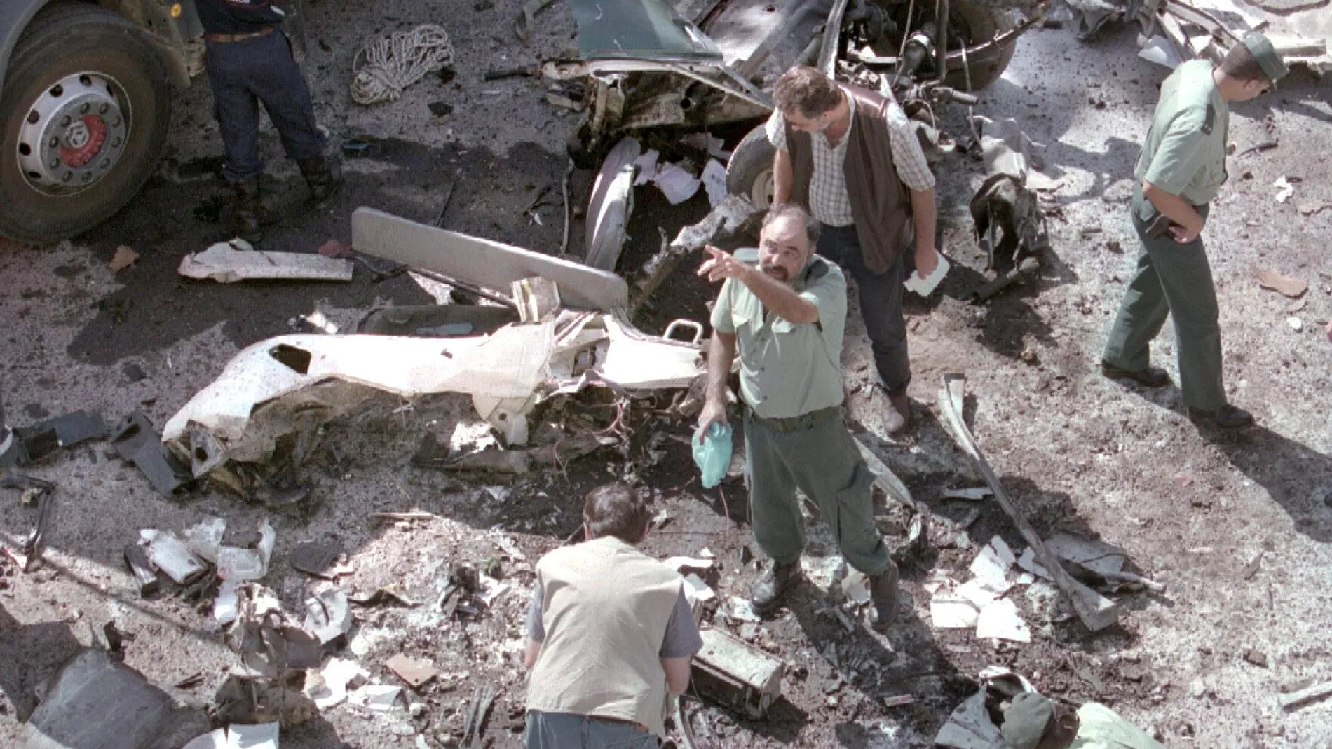 Sallent de Gállego (Huesca).20 ago 00.- Dos guardias civiles murieron hoy por la explosión de una bomba adosada al "Nissan Patrol" con el que habitualmente hacían sus rondas de vigilancia en Sallent de Gállego (Huesca). El atentado, perpetrado por ETA, ocasionó la muerte instantánea de Irene Fernández Pereda y produjo heridas de carácter muy grave a José Angel de Jesús Encinas, quien murió durante su traslado al Hospital de San Jorge de la capital oscense. En la foto, miembros de la Guardia Civil inspeccionan los restos del vehículo.