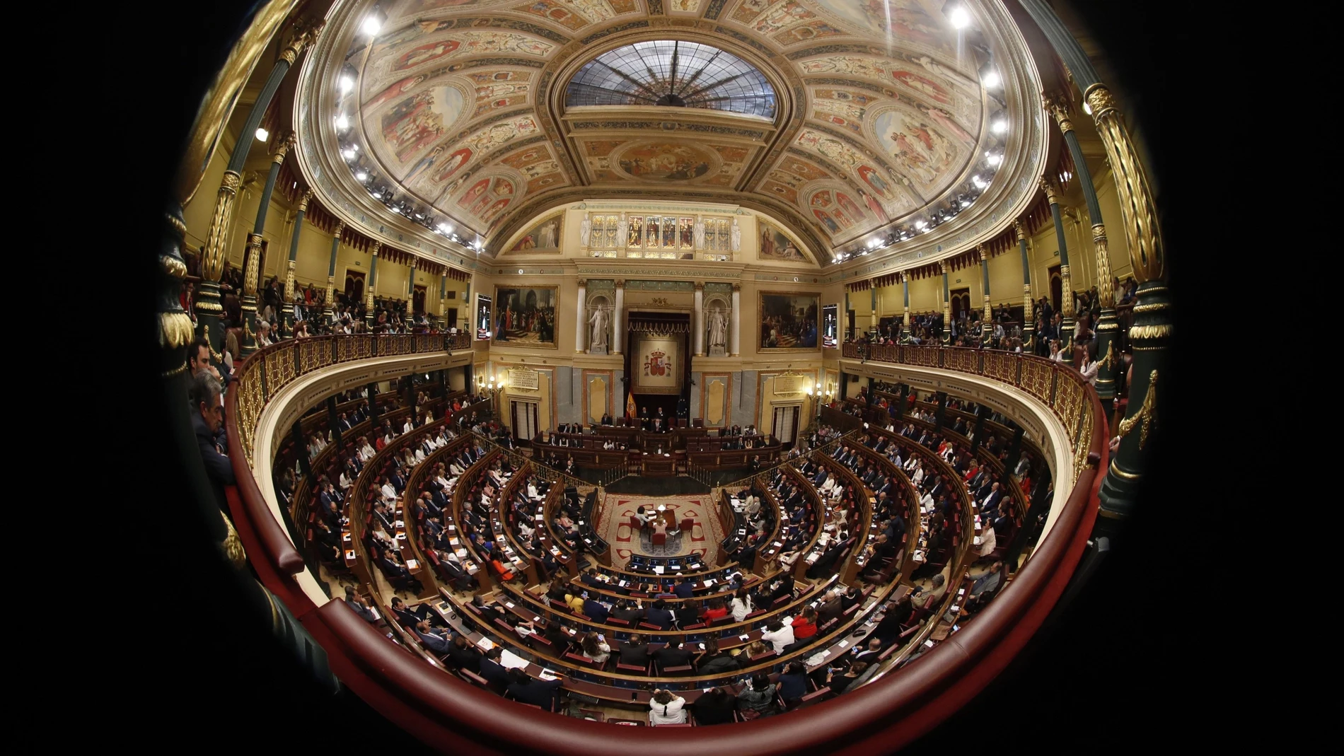 Vista general del hemiclíco del Congreso de los Diputados donde hoy se celebra la sesión constitutiva de las nuevas Cortes Generales .