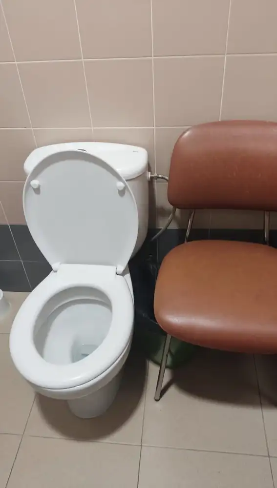 Imagen del cuarto de baño en el que los empleados tienen que dejar sus cosas
