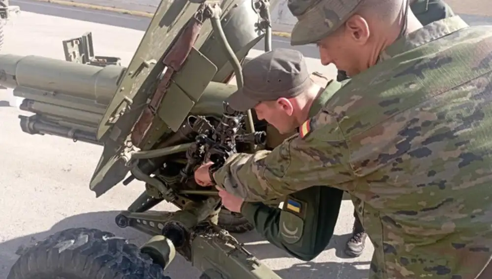 Un militar español enseña el manejo del obus 105/14 a uno de los efectivos ucranianos