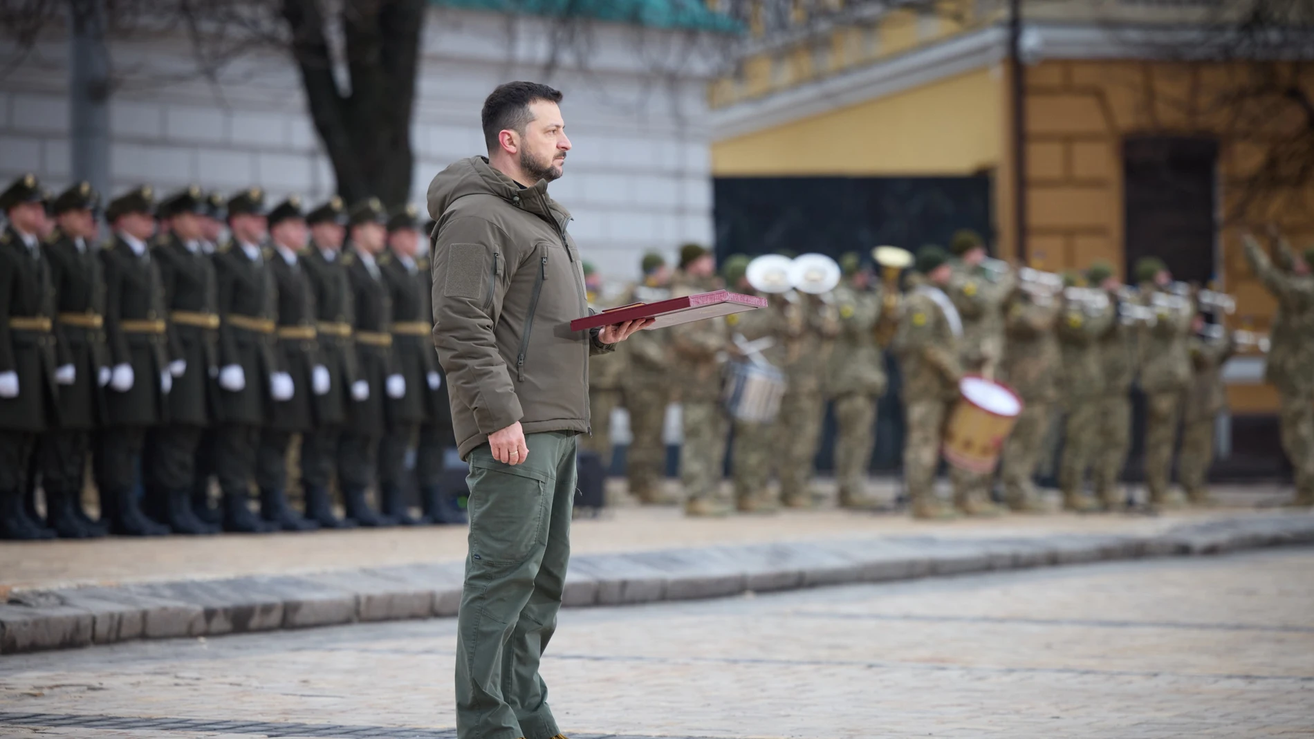 VÍDEO: Ucrania.- Zelenski rinde homenaje a los "héroes" de Ucrania con un simbólico acto en Kiev