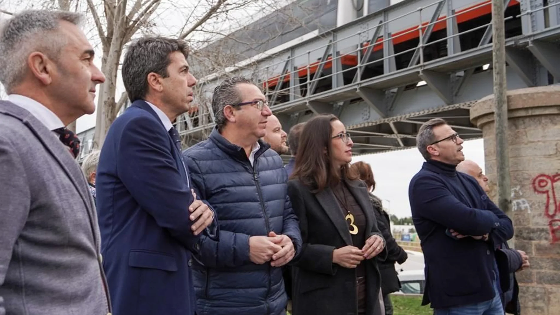 El presidente del PPCV, Carlos Mazón, junto a otros dirigentes populares bajo el viaducto de Altea por donde pasa la Línea 9 del TRAM