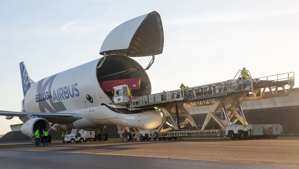 Un avión Beluga XL transporta unas alas para el montaje de una aeronave
