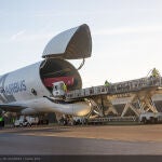 Un avión Beluga XL transporta unas alas para el montaje de una aeronave