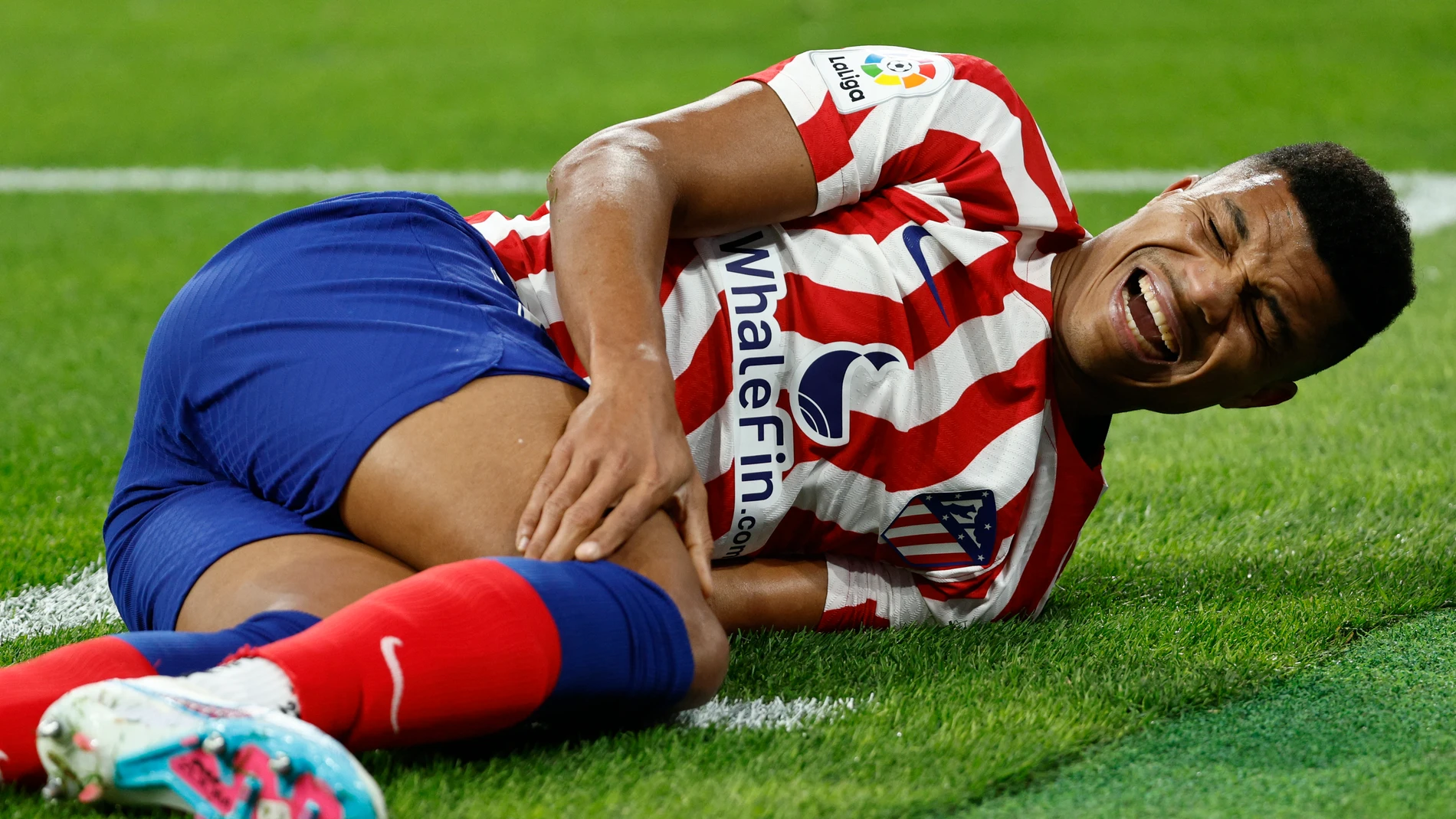 MADRID 25/02/2023.- El defensa del Atlético de Madrid Reinildo Mandava se lesiona durante el partido de la jornada 23 de LaLiga que enfrenta este sábado al Real Madrid y al Atlético de Madrid en el estadio Santiago Bernabéu, en Madrid. EFE/Rodrigo Jiménez 