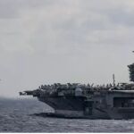 Un F-35 despega del portaaviones de clase Nimitz USS Abraham Lincoln durante un entrenamiento con la Fuerza de Autodefensa Marítima de Japón en el Mar de Filipinas el 22 de enero de 2022.