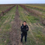 El director del ITAGRA, Asier Saiz, en la explotación agrícola de referencia cercana a la capital palentina donde se experimenta con almendros y olivos