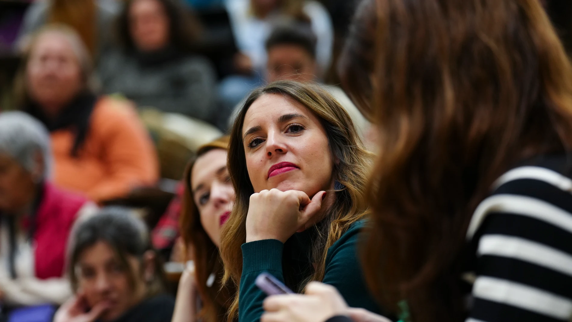 GRAF563. MADRID, 25/02/2023.- La ministra de Igualdad, Irene Montero, durante la clausura del Encuentro Internacional Feminista organizado por el Ministerio de Igualdad, con una mesa de mujeres referentes de diferentes rincones del mundo, este sábado en la Facultad de Medicina de la Universidad Complutense de Madrid. EFE/ Borja Sánchez Trillo 