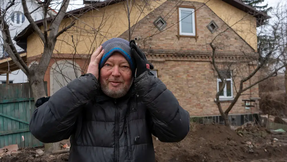 Vasyl, en Bucha, en plena reconstrucción tras la salida de las tropas rusas