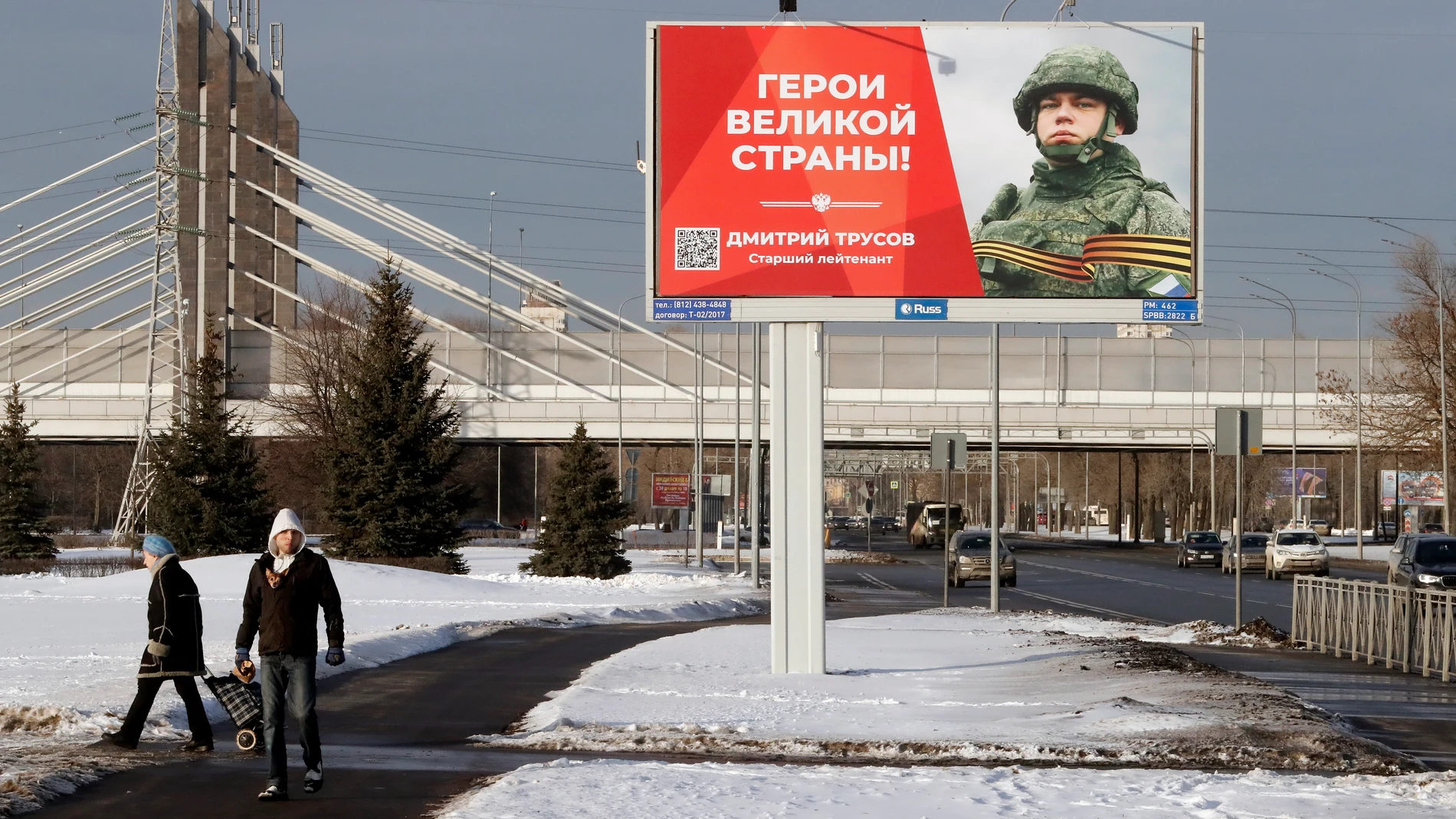 St. Petersburg (Russian Federation), 27/02/2023.- People cross a street under a billboard depicting a soldier with the slogan 'Glory to the Heroes of Russia' in St. Petersburg, Russia, 27 February 2023. On 24 February 2022 Russian troops entered the Ukrainian territory in what the Russian president declared to be a 'Special Military Operation', starting an armed conflict that has provoked destruction and a humanitarian crisis. (Rusia, San Petersburgo, San Petersburgo) EFE/EPA/ANATOLY MALTSEV 