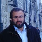 El poeta Alfredo Pérez Alencart por una calle de Ávila