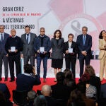 MADRID.-VÍDEO: Ayuso otorga la Gran Cruz de la Comunidad a 209 víctimas del terrorismo como "muro contra la desmemoria"