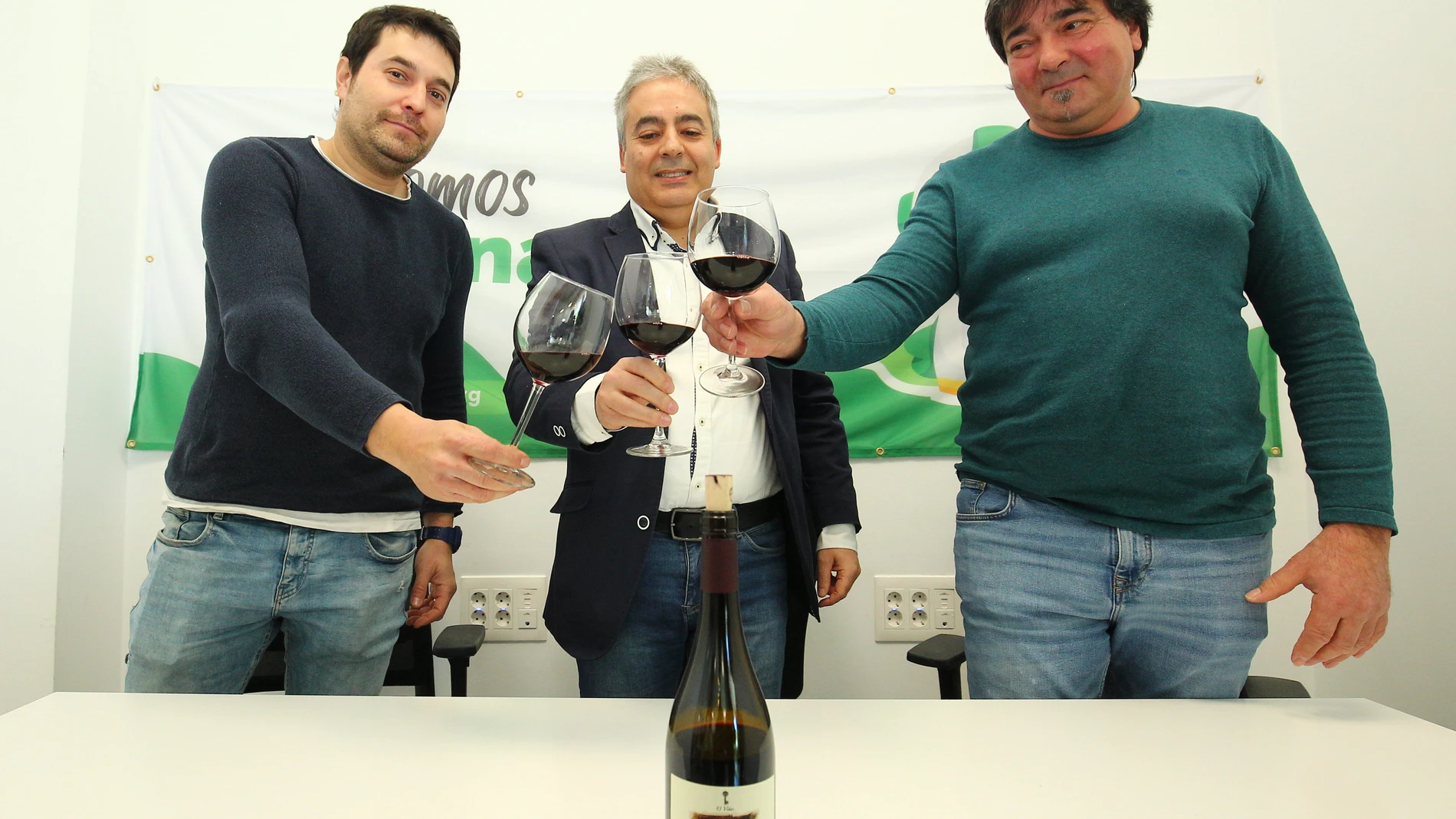 El director de Asprona Bierzo, Valentín Barrio, junto a los responsables de la bodega 13 Viñas, Julio Calvo y Jesús Alcaide
