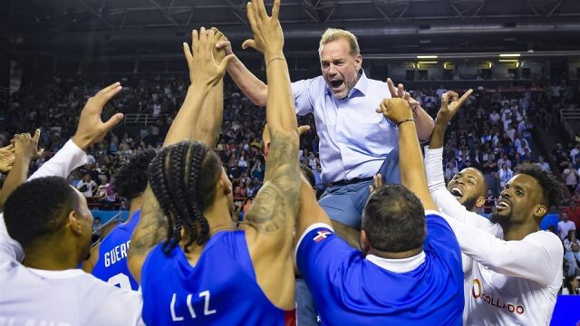 Néstor García celebra con sus jugadores la clasificación de República Dominicana