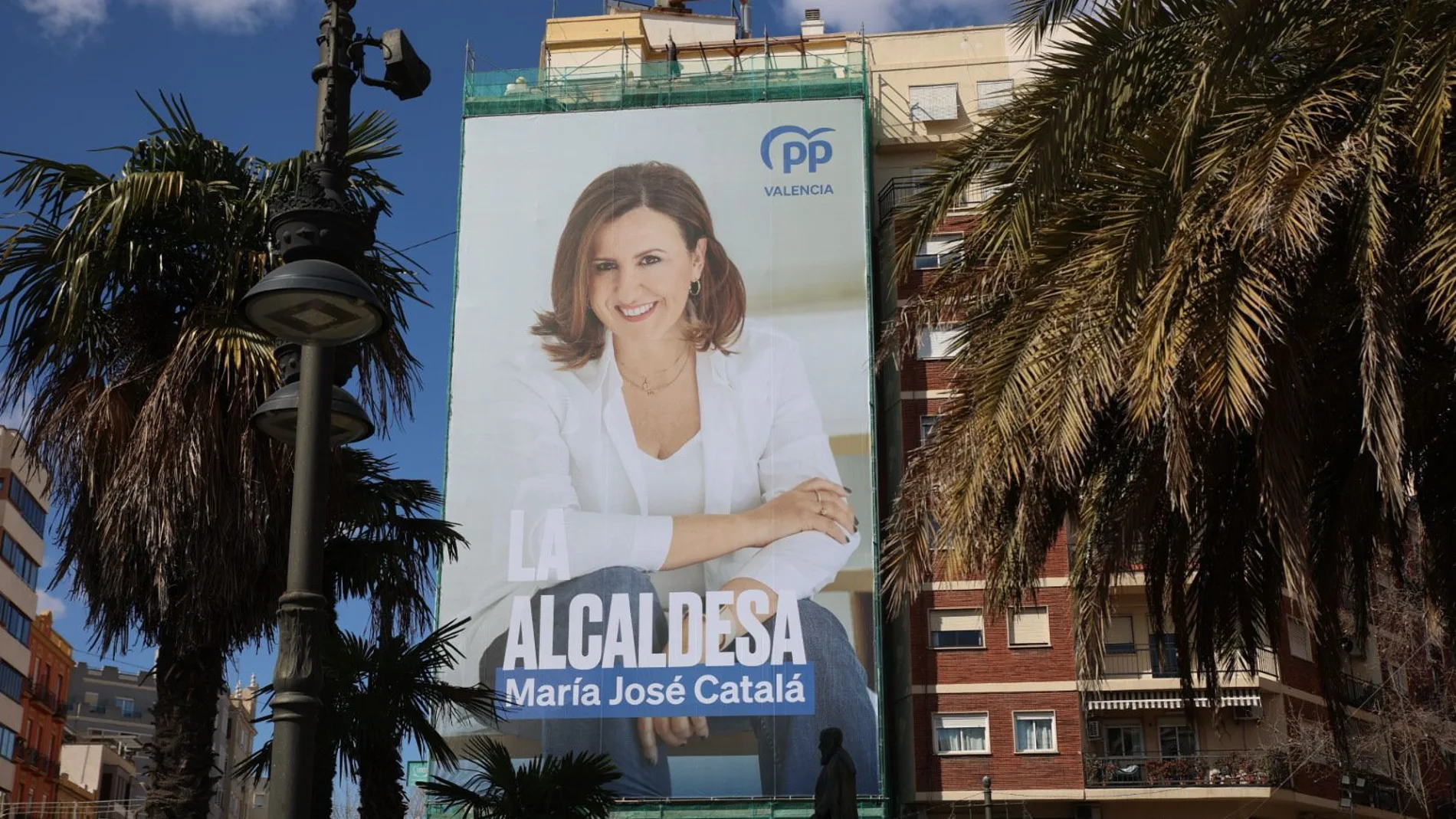 Catalá despliega el mayor cartel electoral que se ha visto en la ciudad de Valencia