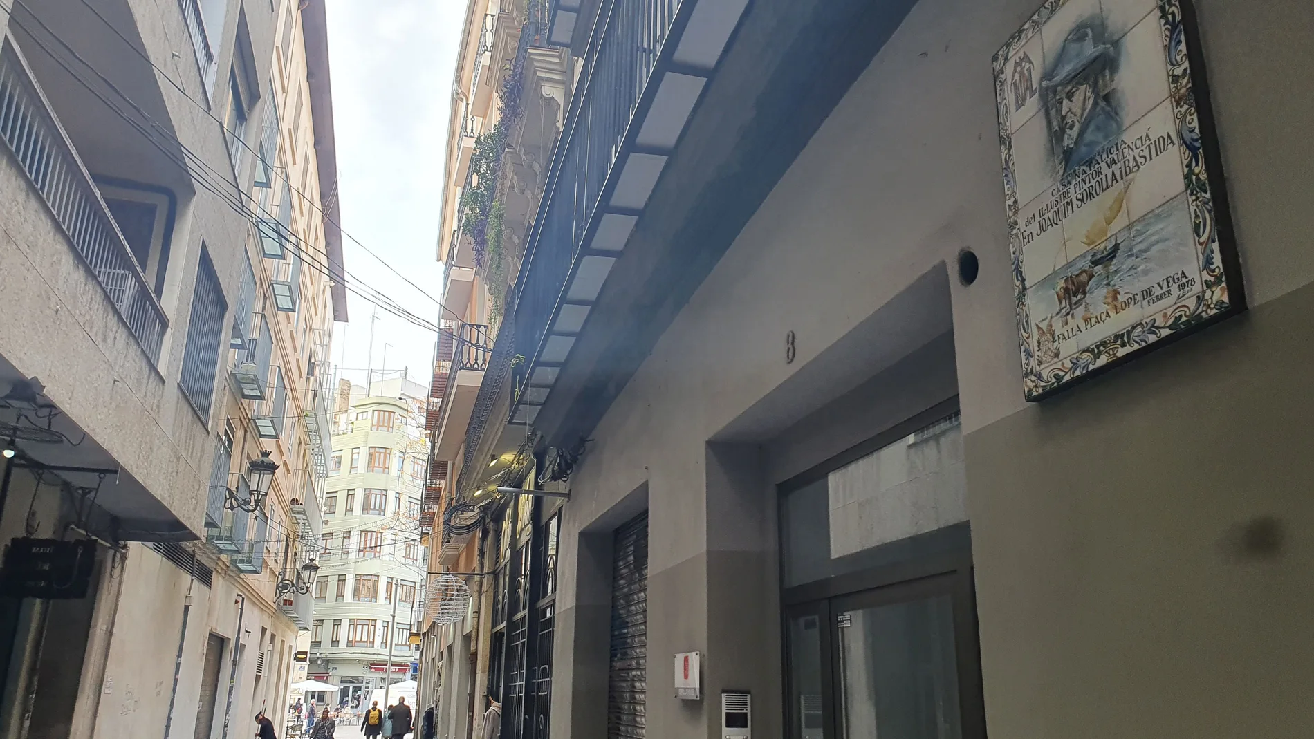 Placa conmemorativa en la fachada de la casa de la calle Mantes donde nació Joaquín Sorolla