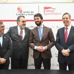 El vicepresidente de la Junta, Juan García-Gallardo, y el presidente del CPE, Miguel Carballeda, tras anunciar el lanzamiento del proyecto "Relevo Paralímpico"