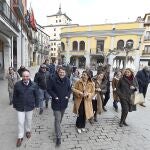 Mañueco pasea por las calles de Aranda de Duero junto a la alcaldesa Raquel González y cargos del partido