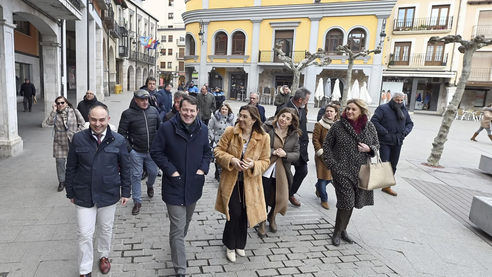 Mañueco pasea por las calles de Aranda de Duero junto a la alcaldesa Raquel González y cargos del partido