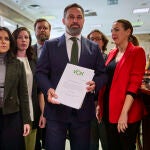 El presidente de Vox, Santiago Abascal, acompañado por su portavoz en el Cámara Baja, Iván Espinosa de los Monteros, entre otros parlamentarios. formaliza la moción de censura 