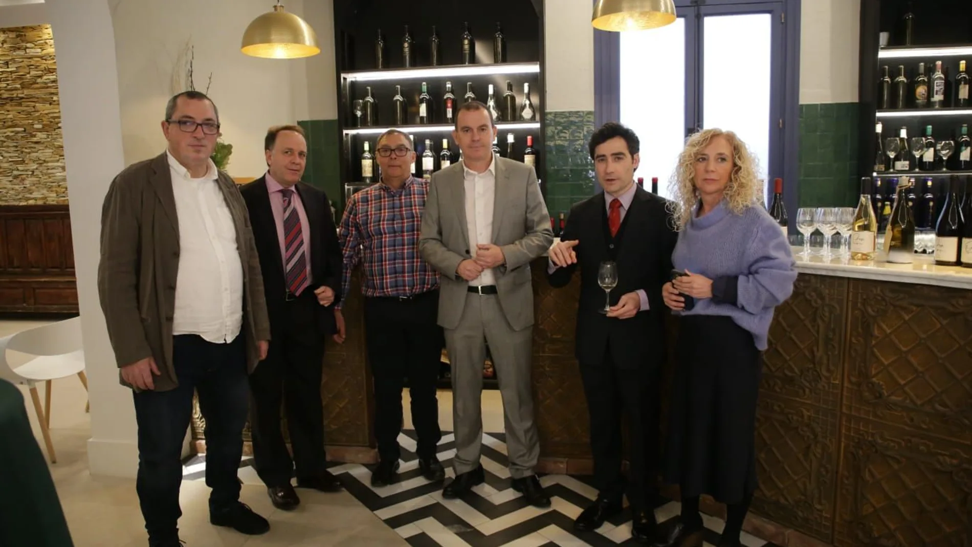 Francisco José Requejo junto con productores de los vinos de la Sierra de la Culebra y