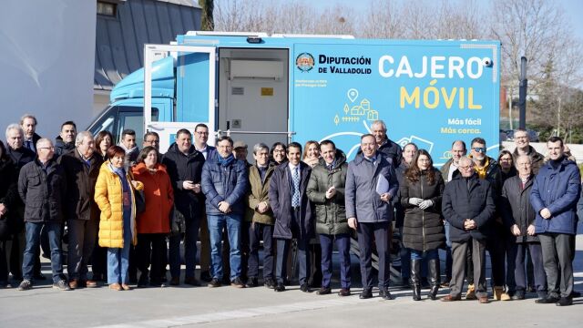 Conrado íscar y Víctor Alonso presentan el servicio de cajero móvil de la Diputación de Valladolid
