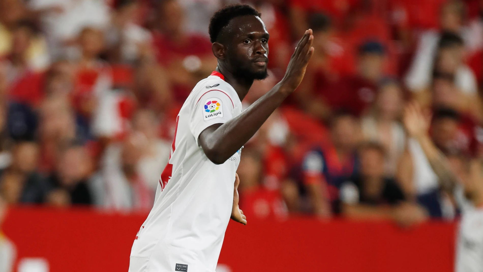 Tres importantes equipos amenazan la continuidad de Tanguy Nianzou en el Sevilla