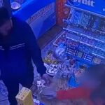 cámara de seguridad graba como un hombre agrede con una barra de hierro a la empleada de una tienda en Petrer, Alicante