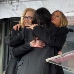 Lisa Kudrow y Jenifer Annistos abrazando a Courteney Cox