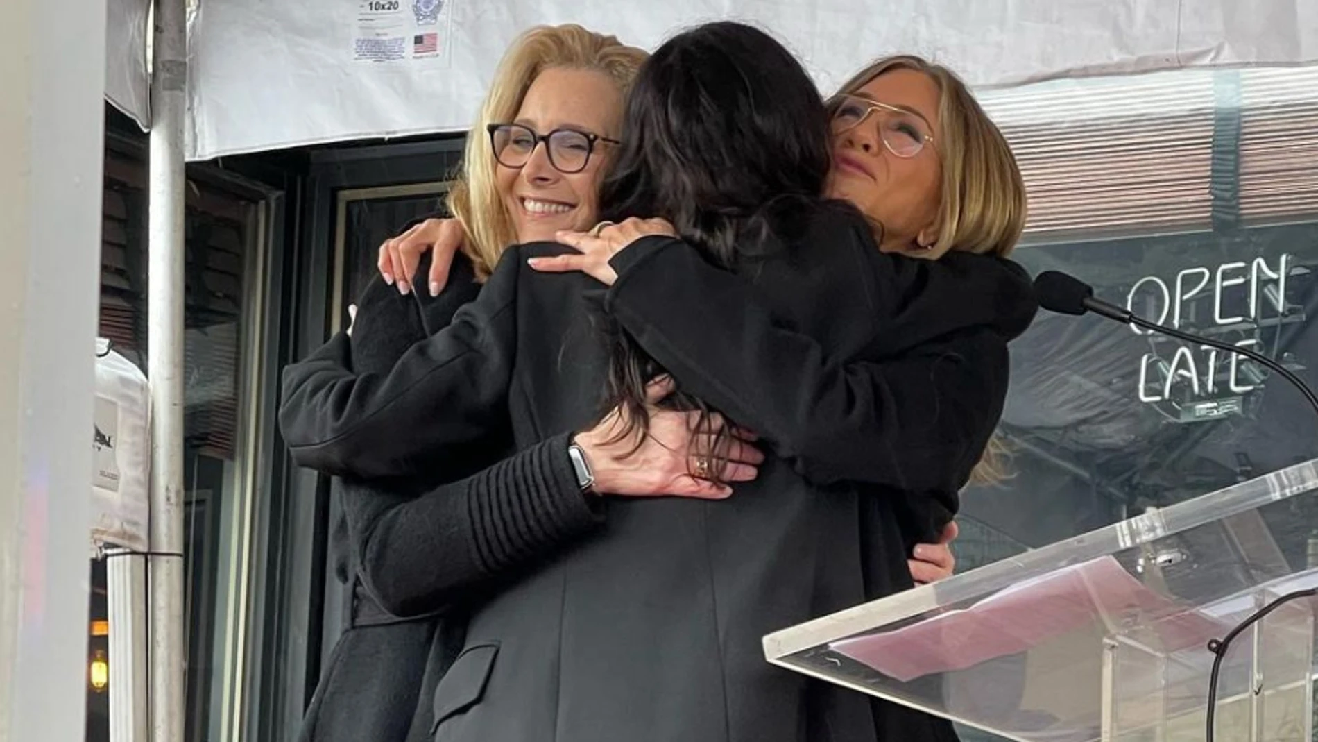 Lisa Kudrow y Jenifer Annistos abrazando a Courteney Cox