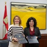 la consejera Rocío Lucas y la vicepresidenta de la Federación Regional de Autismo, Concepción Galván, tras firmar el acuerdo
