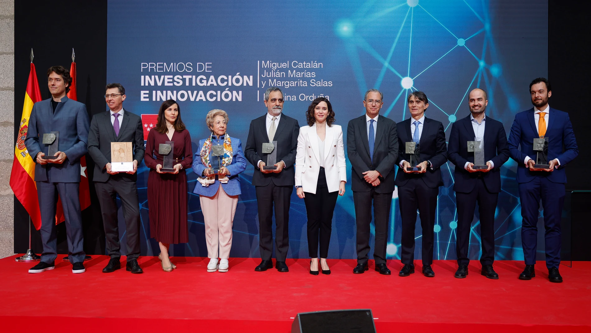 La presidenta de la Comunidad de Madrid, Isabel Díaz Ayuso, junto a los galardonados