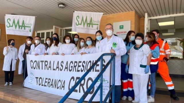 Concentración de sanitarios en protesta de agresiones a facultativos