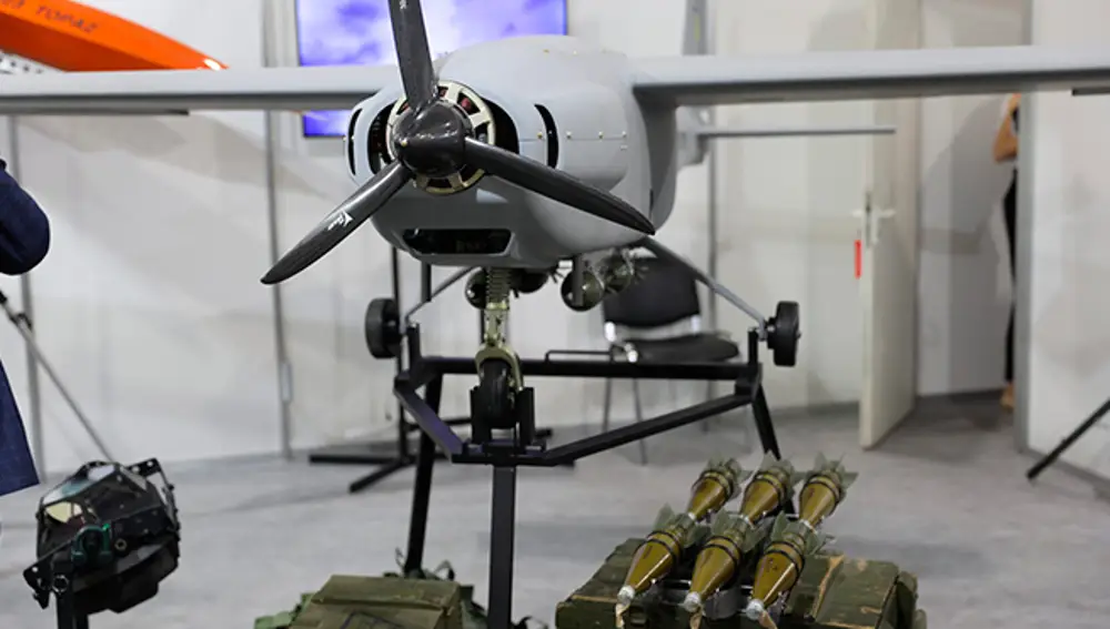 El UJ-22 Airborne junto a munición en la XVII Exposición Internacional Especializada &quot;Armas y Seguridad&quot; en 2021.