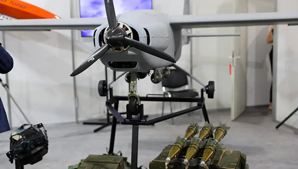El UJ-22 Airborne junto a munición en la XVII Exposición Internacional Especializada "Armas y Seguridad" en 2021.