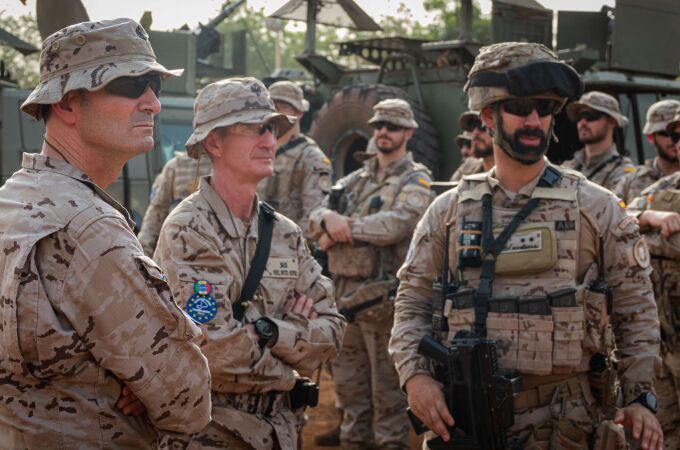 El general Santiago Fernández Ortiz-Repiso (centro) visita en un campo de tiro en Mali.