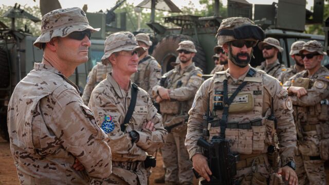 El general Santiago Fernández Ortiz-Repiso (centro) visita en un campo de tiro en Mali.