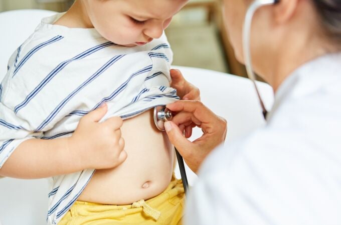 Una pediatra ausculta a una niña