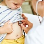 Una pediatra ausculta a una niña