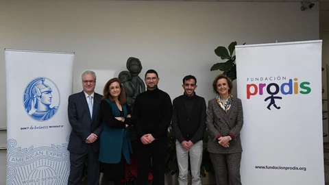 Tomás Fernández, CFO de American Express, Julia López, vicepresidenta, y, a la derecha, Soledad Herreros de Tejada, presidenta de la Fundación, y Javier y Raul, usuarios de la fundación y empleados de American Express