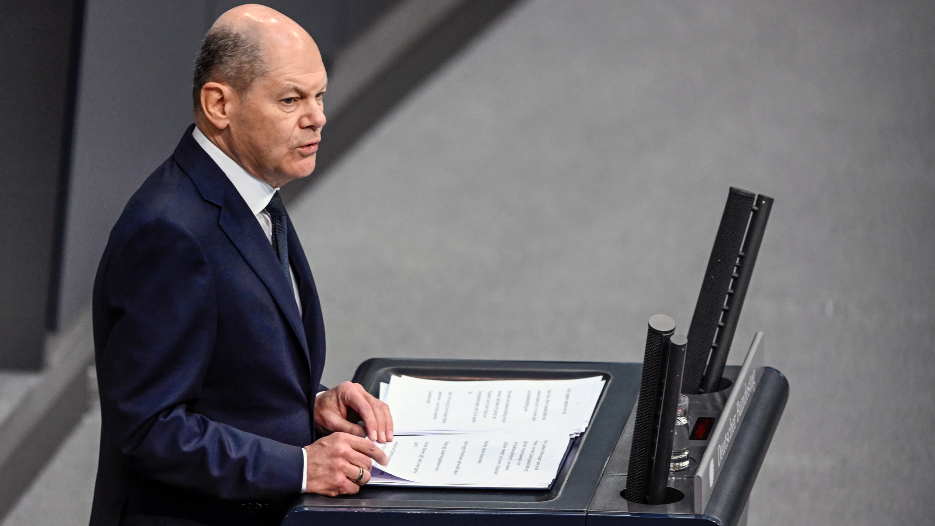 Berlin (Germany), 02/03/2023.- German Chancellor Olaf Scholz delivers a statement 'A Year of Changing Times - Strengthening Germany's Security and Alliances, Continuing to Support Ukraine' at the German parliament Bundestag in Berlin, Germany, 02 March 2023. The government statement will be followed by a debate. (Alemania, Ucrania) EFE/EPA/FILIP SINGER