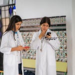 Dos alumnas trabajan con un dron en las instalaciones de la institución educativa