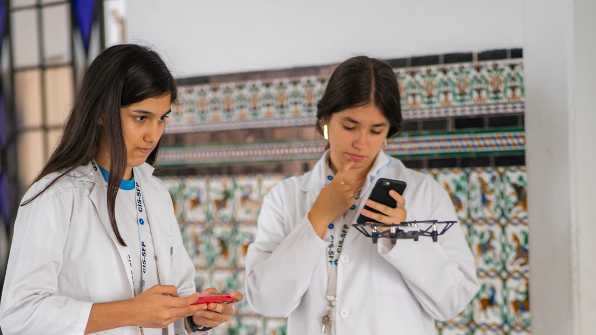 Dos alumnas trabajan con un dron en las instalaciones de la institución educativa