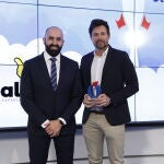 Premios Starup, Javier Almazán, director de EAE Madrid, y Cristian Rivas, de AlojaExperience